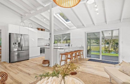 Avoca Beach House | Lake House Hideaway - Serene Lakeside Retreat