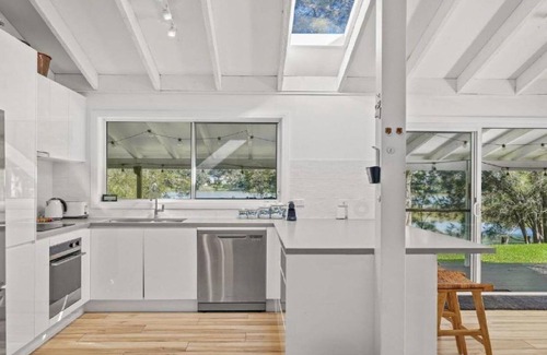 Avoca Beach House | Lake House Hideaway - Serene Lakeside Retreat