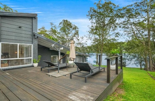 Avoca Beach House | Lake House Hideaway - Serene Lakeside Retreat