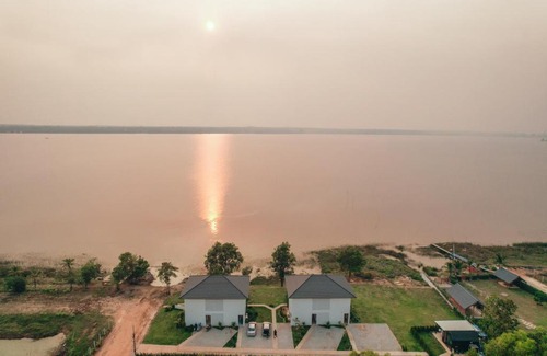 Bung Khong Long Hotel | LAKE HOUSE Naka Cave