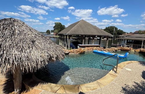 Seven Coves House | Lake House on lake Conroe 8 minutes off I45. Ready for family or business! Toys!