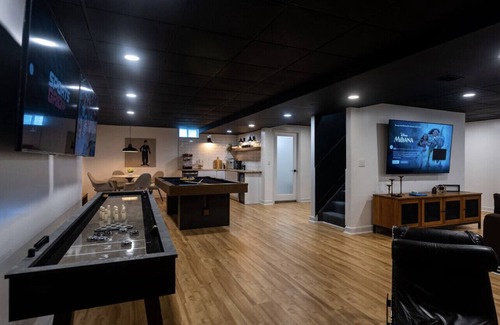 Athens House | Lake house with a game room