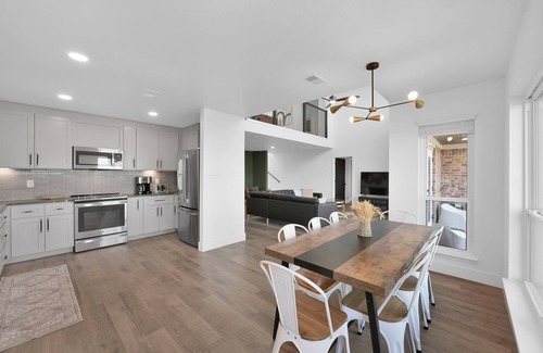 Indian Shores House | Lake Houston sunset and skyline views. Two primary suites downstairs.