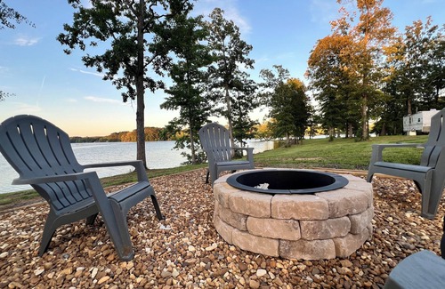 Cedar Bluff Cottage | LAKE LIFE !nCharming 3-bedroom cottage with dock and boat ramp on Weiss Lake