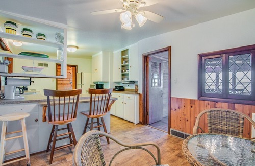 Oostburg Cottage | Lake Michigan Sand Beach & Wooded Privacy