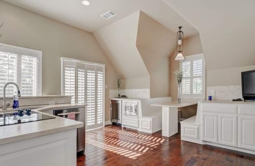 Volente Cabin | Lake Travis Casita HUGE game room 1MILE to WATERPARK