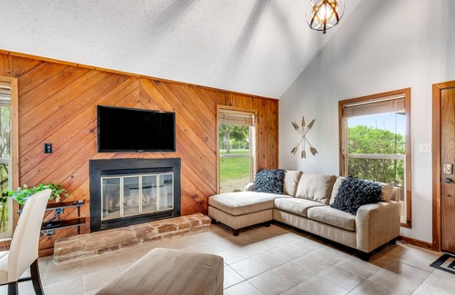 Spicewood Cottage | Lake Travis cottage at Windermere Oaks with large deck, pool, & tennis