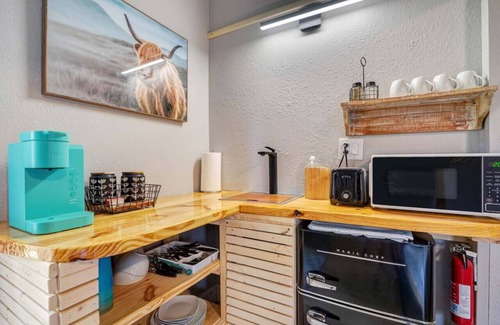 Conway Apartment | Lake view + 10min to dwtn + near parks + 2 guests!