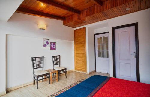 Mallital House | Lake View 2BHK close to Mall Road l Bay Breeze