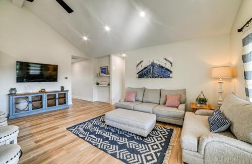 Grand Rivers House | Lake View and Deck Group Getaway in Grand Rivers!