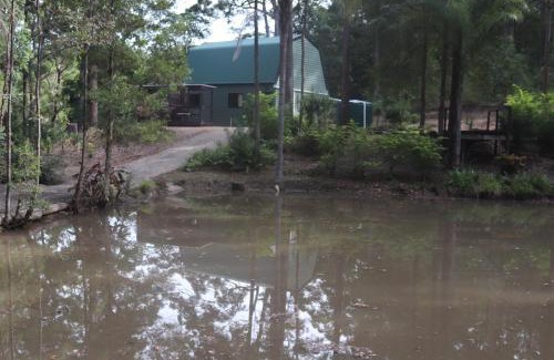 Landsborough Ski Chalet | LAKE VIEW CHALET Australia Zoo close by