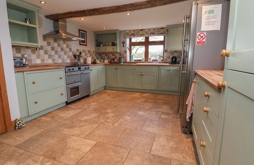 Market Drayton Cottage | LAKE VIEW COTTAGE, family friendly, with a garden in Market Drayton