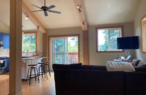 Inglewood-Finn Hill Cottage | Lake View Cottage in Holmes Point Neighborhood