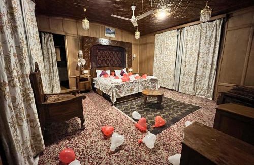 Dal Lake Hotel | Lake view group of houseboats