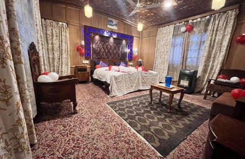 Dal Lake Hotel | Lake view group of houseboats