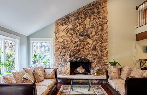 Bryn Mawr-Skyway House | ♠️ Lake View ♠️ Private ♠️ Centrally Located ♠️ Spacious ♠️ Fast Wifi