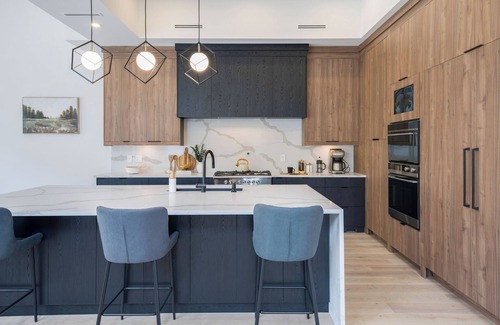 Central Okanagan House | Lake views, Pool & Retreat Backyard patio + BBQ!