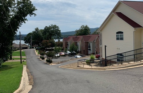 Mid America House | LAKEFRONT 2 Story Townhome. Sleeps 6!Pool🏊 Boat ⛵️Oaklawn🏇Fish 🎣 Bike🚴🏻‍♂️