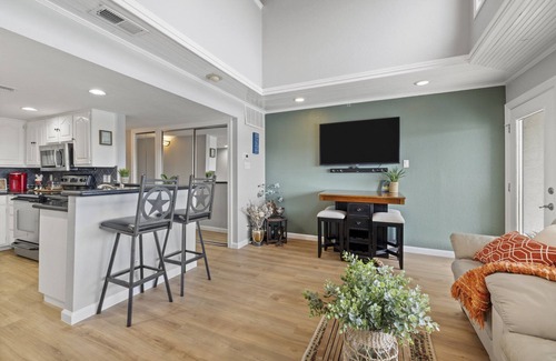 Spicewood Condo | Lakefront Condo with loft, two decks & amazing views of Lake Travis