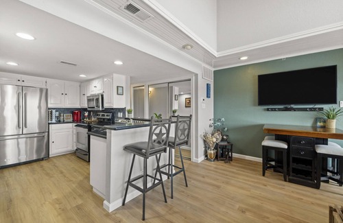 Spicewood Condo | Lakefront Condo with loft, two decks & amazing views of Lake Travis