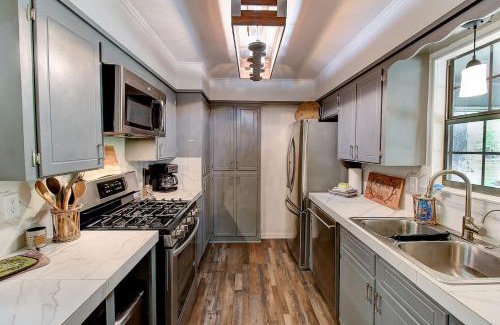 Shreveport House | Lakefront Emerald Point-fenced-boats