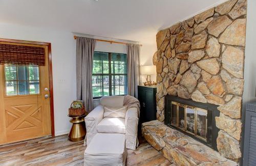 Shreveport House | Lakefront Emerald Point-fenced-boats