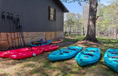 Shreveport House | Lakefront Emerald Point-fenced-boats