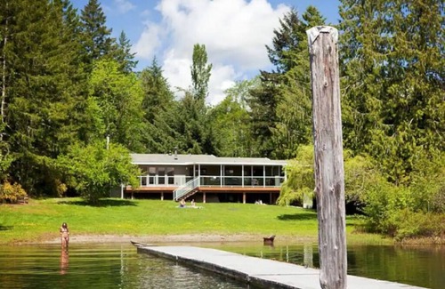 Port Alberni House | Lakefront escape with private beach and dock