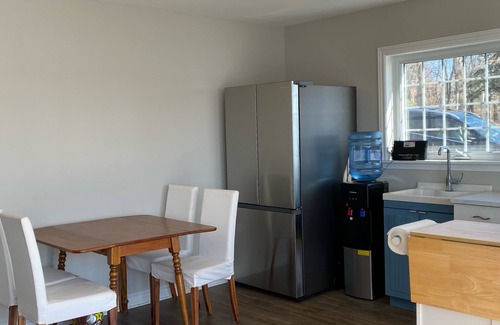 Cobden Cottage | Lakefront Getaway – Swim, relax, and unwind by the water