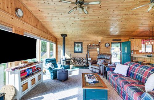 Hackensack House | Lakefront Hackensack Cabin with Patio and Grill!