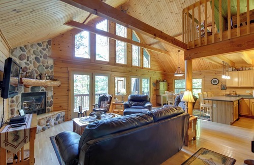 Hazelhurst Cabin | Lakefront Hazelhurst Cabin: Dock & Pool Table