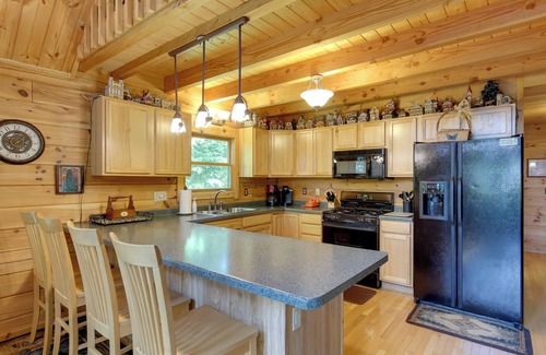 Hazelhurst Cabin | Lakefront Hazelhurst Cabin: Dock & Pool Table
