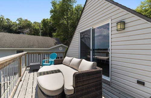 Fox Lake House | Lakefront Home on Fox Lake, IL under 90 minutes from Chicago!