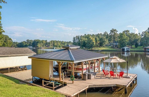 Eatonton House | Lakefront Home with Entertainment Space and Dock!