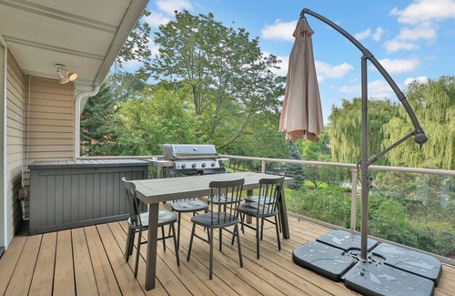 Burnsville House | Lakefront: Kayaks/paddleboard/canoe included on Crystal Lake