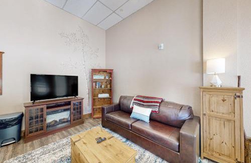 Lakeside Village Hotel | Lakefront Keystone Studio