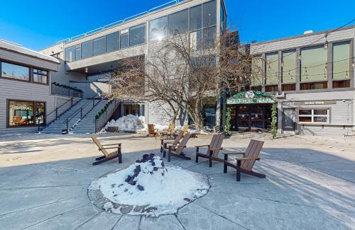 Lakeside Village Hotel | Lakefront Keystone Studio