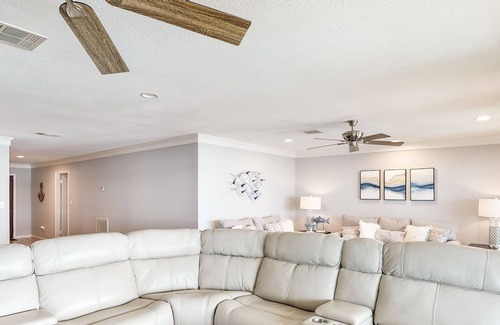 Onalaska House | Lakefront Life | House in Onalaska with fireplace, balcony, central AC, & W/D