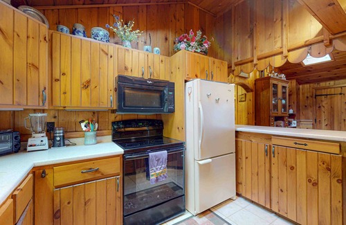 Eagle River House | Lakefront log cabin on Stone Lake w/2 docks, fire place, paddle boat, & WIFI