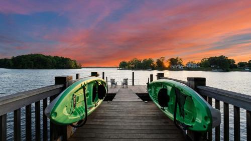 Mount Mourne House | Lakefront Private DockBeach Game Room Sunset Shores Resort: The Grand House