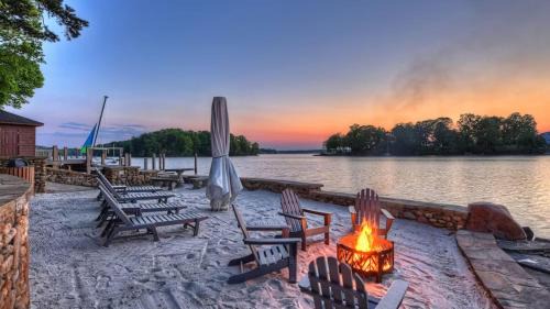 Mount Mourne House | Lakefront Private DockBeach Game Room Sunset Shores Resort: The Grand House
