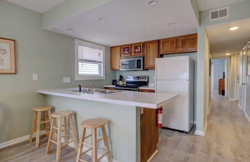 Carolina Beach Condo | Lakefront Retreat Steps from Carolina Beach
