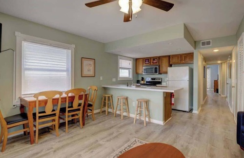 Carolina Beach Condo | Lakefront Retreat Steps from Carolina Beach