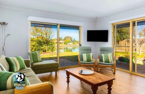 Encounter Bay House | Lakefront Retreat with Private Beach & Water Toys