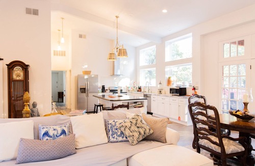 Quinlan House | Lakefront Retreat with 90+ Oak trees - Luxurious Lakefront Getaway
