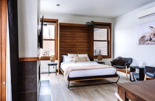 Lac Superieur Village House | Lakefront Studio with Resort Mountain View