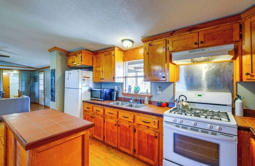 Quinlan Cabin | Lakefront Texas Gem w/Indoor Pool & Water Access