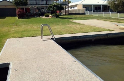 Mulwala House | Lakehouse At Mulwala - Two jetties and private boat ramp