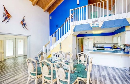 Putnam Hall House | LAKEHOUSE CLOSE TO GAINSVILLE, BEACH,DOCK, GAME ROOM WITH ADDITIONAL BUNK ROOM