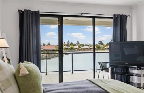 Encounter Bay House | Lakehouse28 Waterfront Resort Living Encounter Bay - BYO Linen